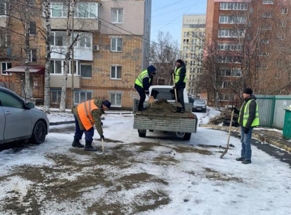 фото: vlc.ru |  Очистка Владивостока ото льда идет даже там, куда не проедет крупная техника