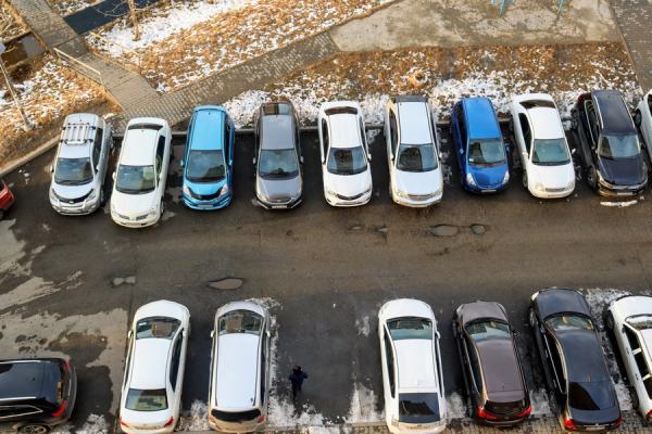 Минтранс принял решение: парковка будет запрещена во дворах и улицах