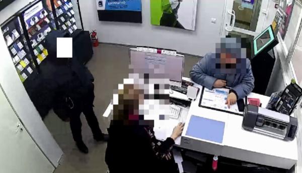Во Владивостоке похищение элитного телефона попало на видео
