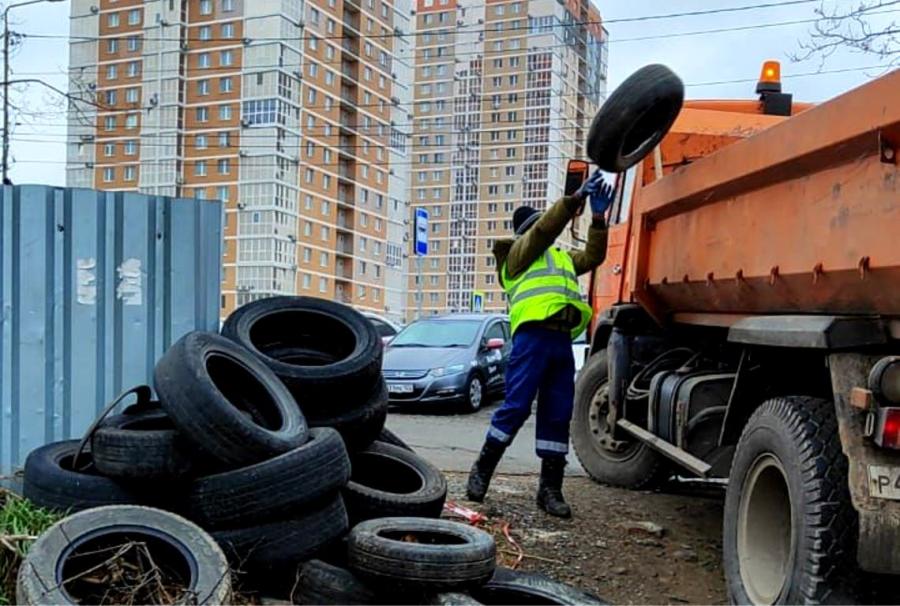 Владивосток продолжают очищать от автомобильных покрышек