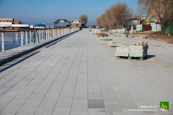 фото: Анастасия Котлярова/ vlc.ru |  На набережной Спортивной гавани Владивостока заканчиваются работы по благоустройству