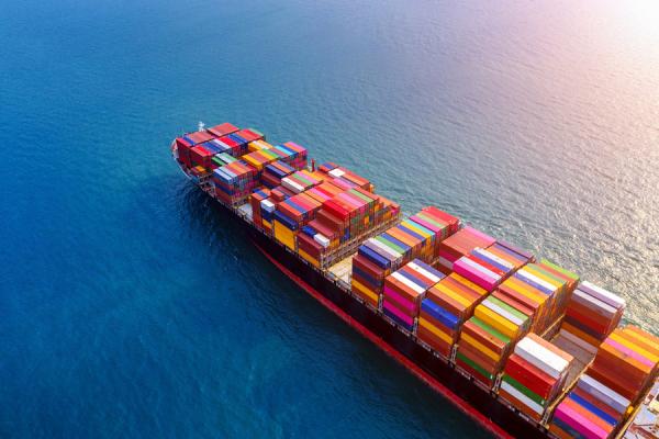 Фото: freepik.com |  Огромное количество контейнеров подплывают к портам Дальнего Востока. Что будет?