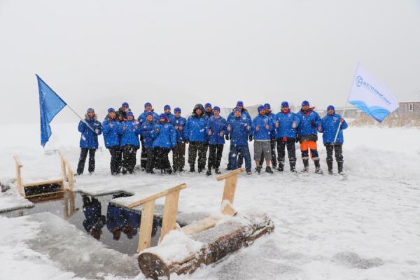 Фото: АО «Восточный Порт» |  Сотрудники «Восточного Порта» окунулись в ледяную купель в праздник Крещения Господня