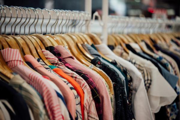 Фото: freepik.com |  Россияне теперь платят за одежду намного больше