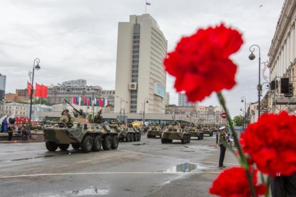 фото: Татьяна Меель / PRIMPRESS |  Губернатор Приморья и глава Владивостока поздравили граждан с Днем Победы