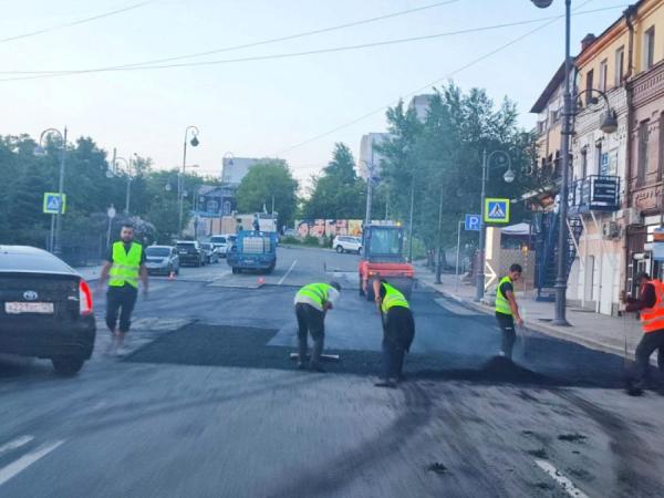 фото: vlc.ru |  Дороги, лестницы, косогоры, тротуары и остановки: во Владивостоке ликвидируют последствия ливней