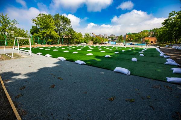 фото: vlc.ru |  Работы возобновили сразу после ливней: во Владивостоке ремонтируют пришкольные стадионы