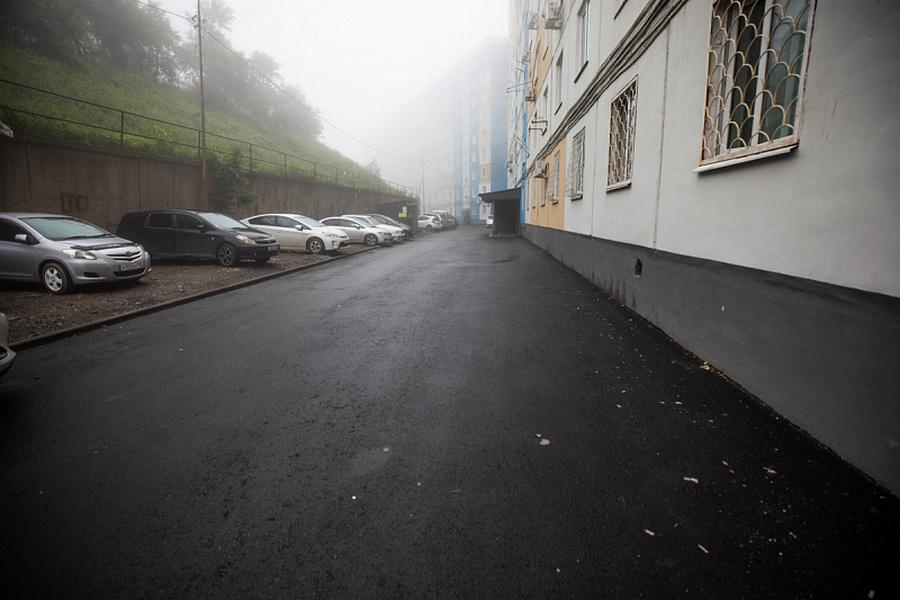 На улице Луговой во Владивостоке заасфальтировали проезд