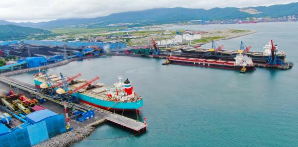 Фото: АО «Восточный Порт» |  «Восточный Порт» впервые одновременно принял под погрузку два судна-гиганта