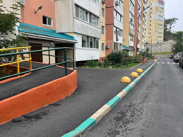 фото: Д. Орлова/vlc.ru |  Во Владивостоке ремонт дворов идет полным ходом