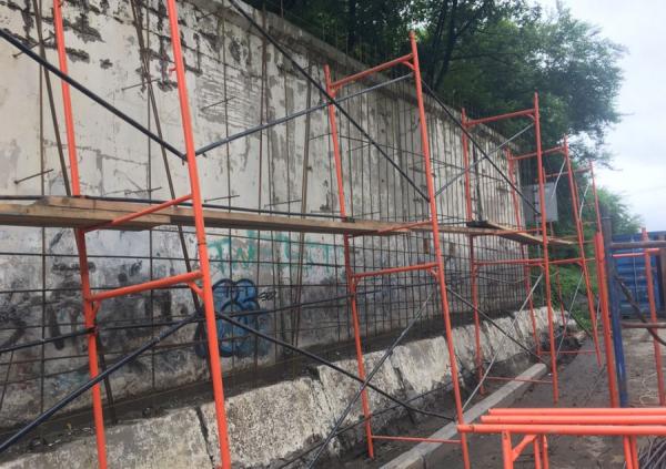 фото: vlc.ru |  Бетонная подпорная стена высотой в три метра появилась во Владивостоке