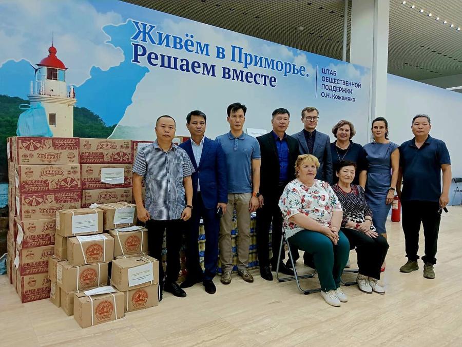 Генеральное консульство и предприниматели Вьетнама передали более 200 коробок с продуктами пострадавшим от наводнения в Приморье