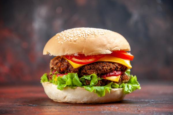 Фото: freepik.com |  ФНС повышает налог на все гамбургеры, которые продаются в России