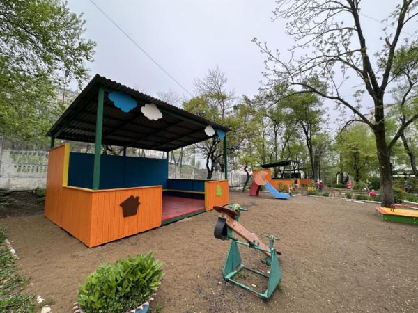 фото: vlc.ru |  В 44 детских садах Владивостока уже установлены новые теневые навесы