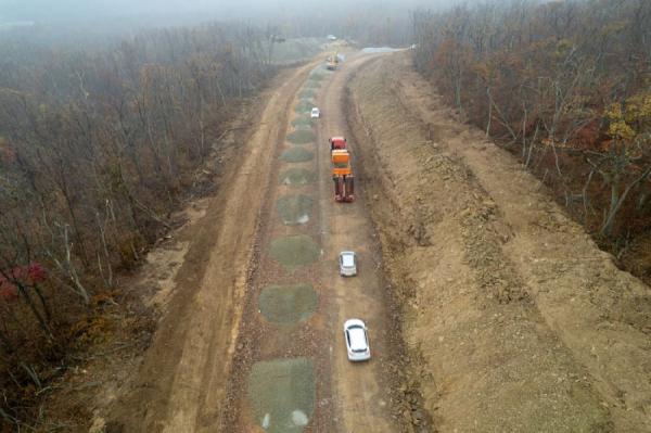 фото: Максим Долбнин / vlc.ru |  Ремонт в самом разгаре – на Русском появится более 2 километров асфальтированной дороги