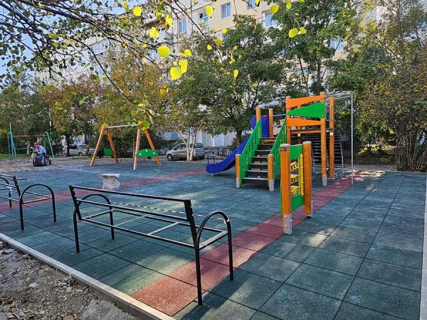 фото: vlc.ru |  Жители Владивостока построили новую детскую площадку за счет гранта