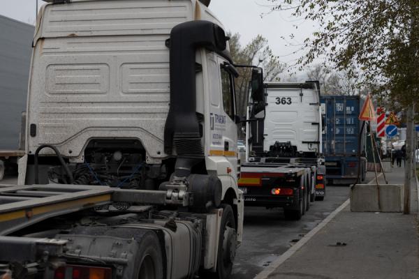 фото: Е. Буйвол/KONKURENT |  Припаркованные большегрузы «захватили» дороги Владивостока. Что делать?
