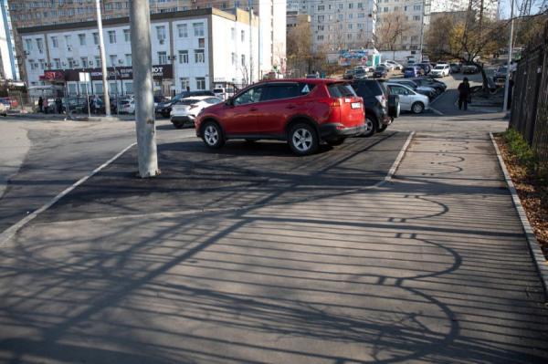 фото: Анастасия Котлярова/ vlc.ru |  Во Владивостоке восстанавливают тротуары – готов еще один объект