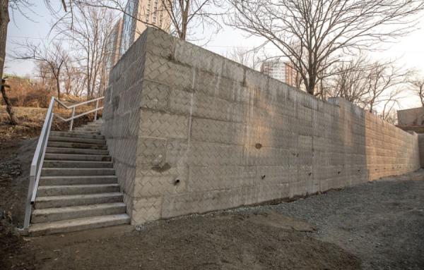 фото: Анастасия Котлярова/ vlc.ru |  Строительство окончено. Во Владивостоке появилась еще одна обновленная подпорная стена