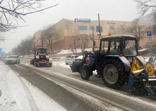 фото: vlc.ru |  Во Владивостоке полным ходом идет устранение последствий снегопада