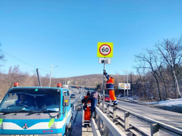 фото: vlc.ru |  500 дорожных знаков привели в порядок во Владивостоке после ДТП