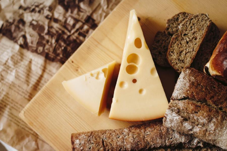 Берите и не бойтесь – это сыр точно натуральный. Россиянам назвали лучшие марки