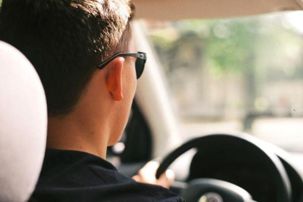 С 22 февраля начнут аннулировать права за вождение в очках: водителей ждет новый сюрприз