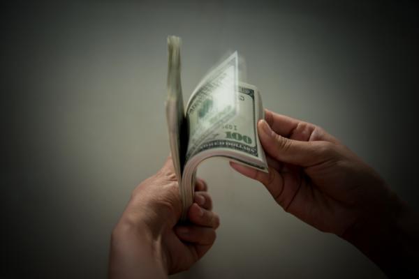 фото: freepik.com |  Всем, кому нужны наличные доллары, придется ждать еще полгода – решение ЦБ