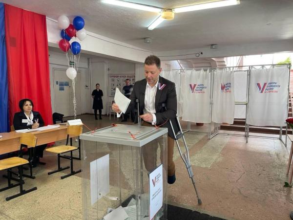 фото: KONKURENT.RU |  Председатель Заксобрания Приморского края проголосовал в Чугуевке