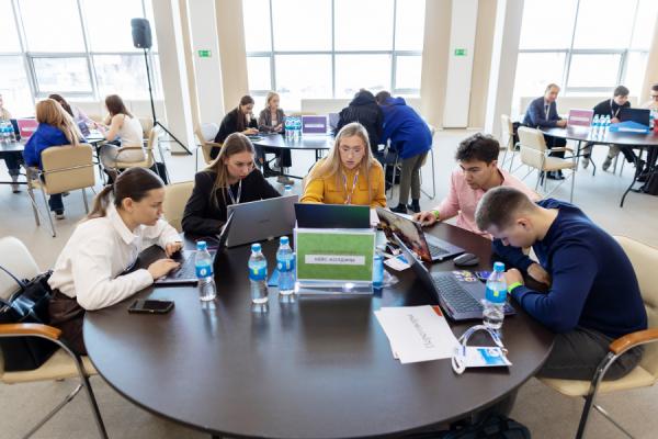 FESCO |  Решение бизнес-задач от FESCO и ШЭМ ДВФУ объединило студентов трех вузов Владивостока