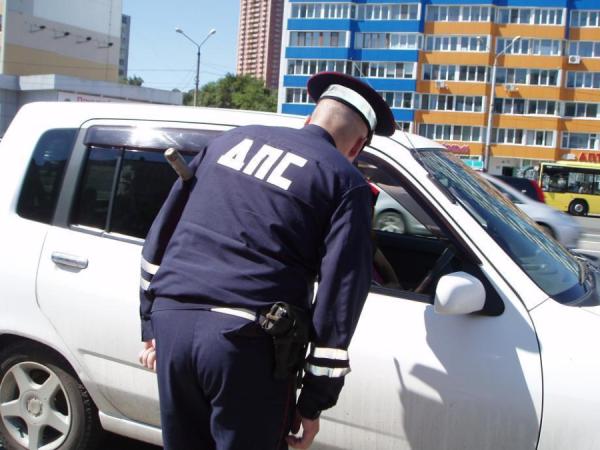 «Изымают права и поддельные документы». Полиция проверяет мигрантов на дорогах Владивостока