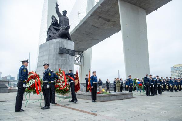 пресс-служба FESCO |  День Победы во Владивостоке открыли возложением цветов к Памятнику морякам торгового флота