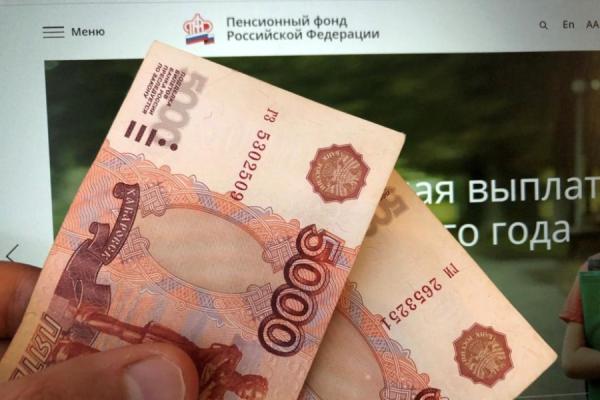 Россиянам решили срочно перевести по 14 000 рублей от СФР. Названа дата прихода денег на карту