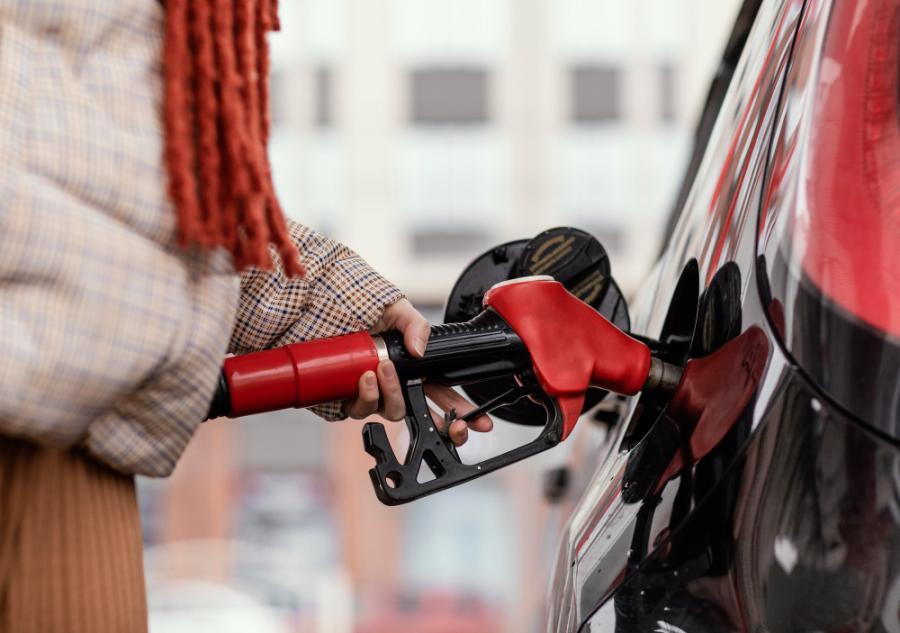 Цены на бензин взлетают не по дням, а по часам. Прогнозы мрачные