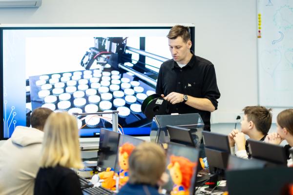 пресс-служба FESCO |  В инженерном классе FESCO стартовал первый поток обучения для юных владивостокцев