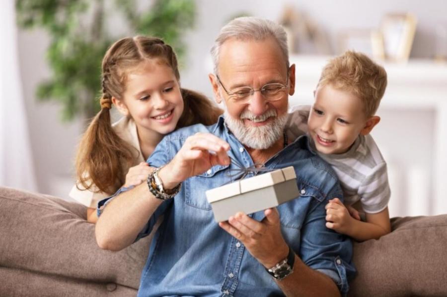 Более 17 000 рублей пенсионеры получат летом 2025 года – кто в списках