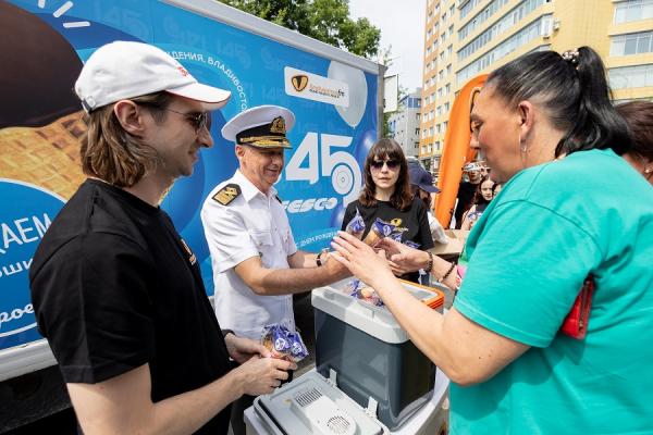пресс-служба FESCO |  FESCO раздала 5 тысяч порций мороженого в честь Дня города Владивостока