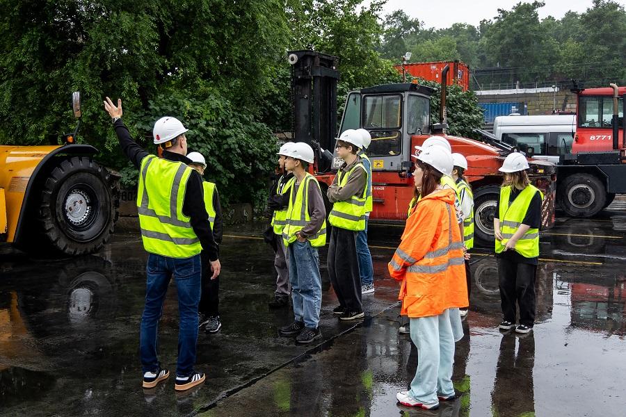 Старшеклассники Владивостока на месяц стали сотрудниками FESCO