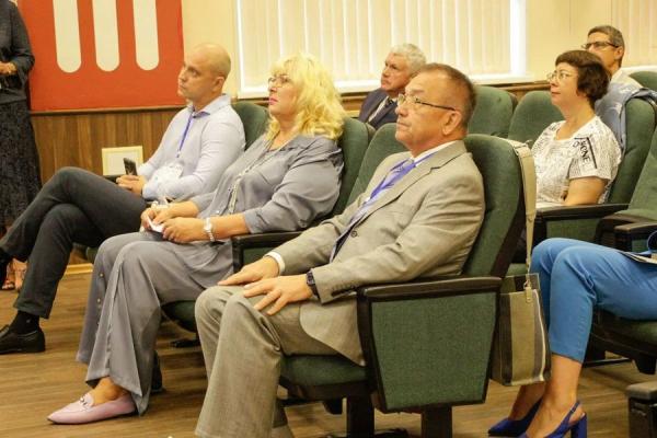 Татьяна Заболотная (на заднем плане)  и Валентин Шуматов (на переднем плане) указали на необходимость обеспечения доступности любых лекарственных препаратов – от базовых до инновационных. Фото: А. Евшин/KONKURENT |  «Лекарственное обеспечение Дальнего Востока: успехи, задачи, решения»