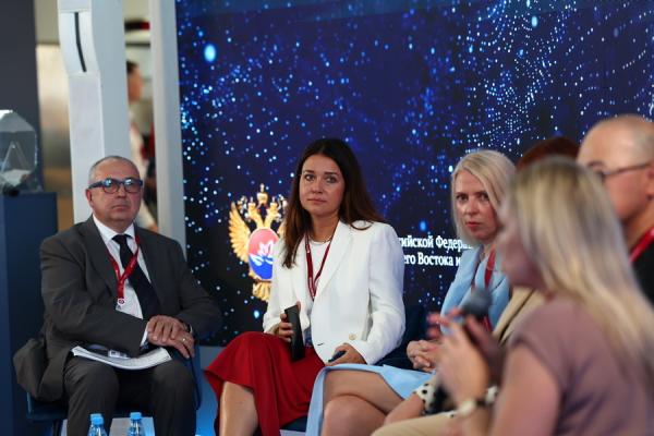 фото: пресс-служба "Пятёрочки" |  «Пятёрочка» приняла участие в Восточном экономическом форуме с междисциплинарным проектом в сфере паблик-арта «Метацентры: город без окраин»