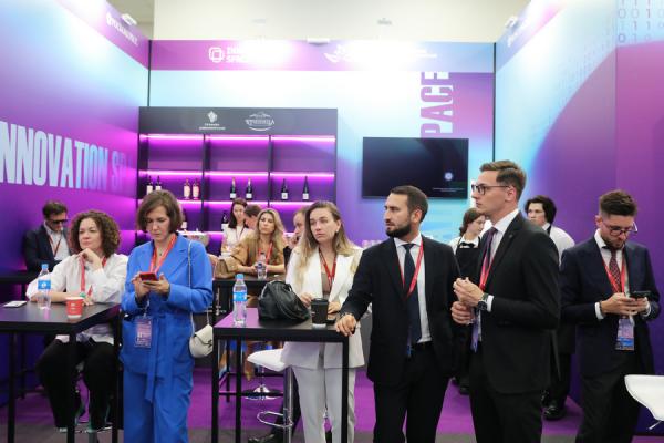 фото: фотобанк Росконгресса |  «Строить заборы, забирать паспорта». Можно ли удержать молодежь в ДФО?