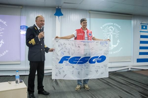 пресс-служба FESCO |  Флаг FESCO совершил путешествие из Антарктиды на Северный полюс и вернулся во Владивосток