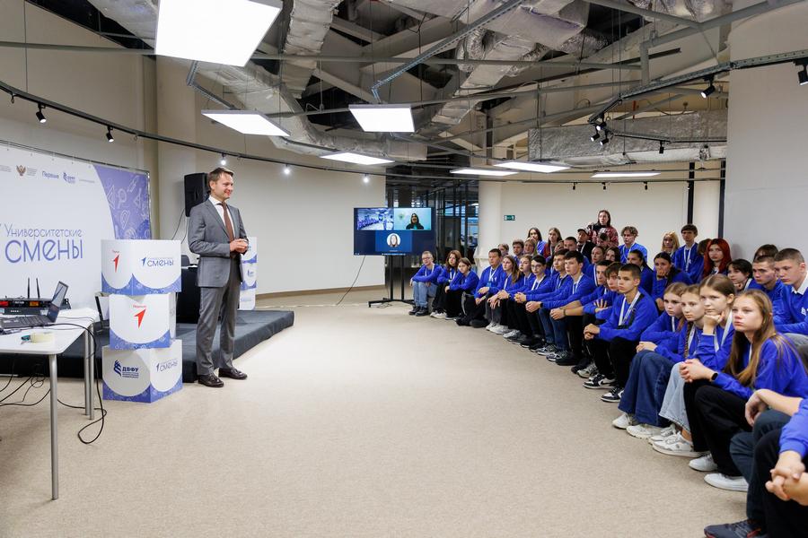 Ректор ДВФУ Борис Коробец провел встречу со школьниками из Тореза