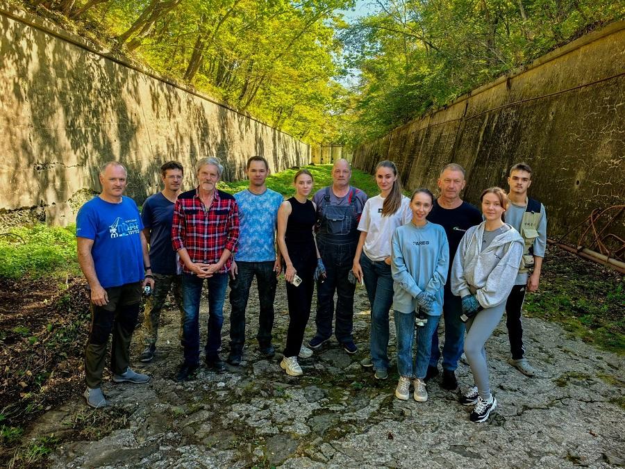 Волонтеры FESCO помогли привести в порядок Форт № 1 Владивостокской крепости