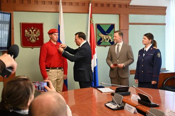 фото: пресс-служба ЗС ПК |  Александр Ролик вручил памятную медаль «За проявленное мужество» школьнику из села Чугуевка