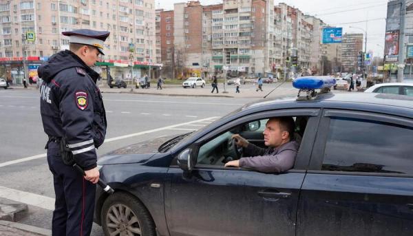 Сотрудник ГАИ требует показать медицинскую аптечку. Как правильно себя вести?