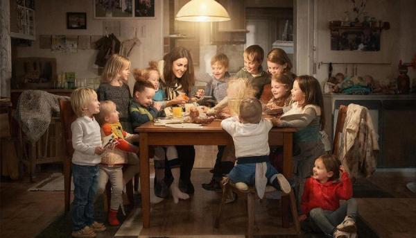 фото: GigaChat |  Теперь мать-героиня вправе заменить часть льгот на ежемесячную денежную выплату