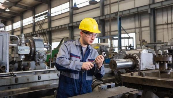 фото: GigaChat |  В Приморском крае больше всего высокооплачиваемых вакансий размещают в сфере транспортного машиностроения