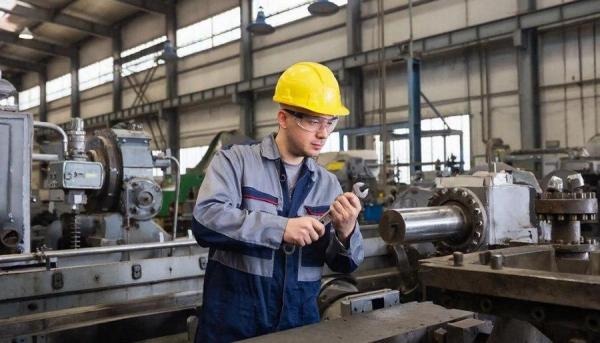 фото: GigaChat |  Россиянам удвоят нормы сверхурочной работы из-за острого дефицита кадров