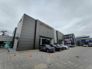 Ущерб на миллионы: у известного на все Приморье автодилера исчезли семь автомобилей